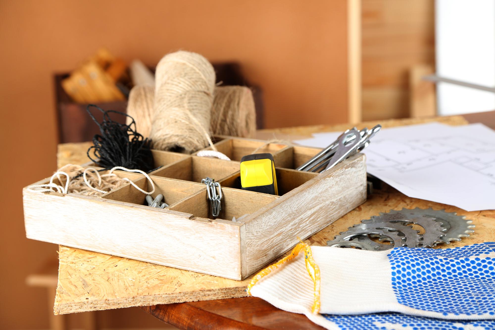Workshop table with threads and hoops